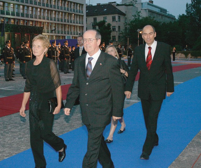 Dr. France Cukjati z ženo in Janez Janša z Niko Dolinar