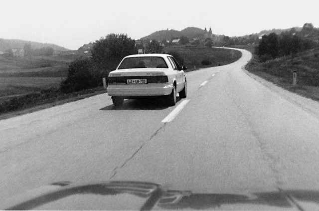 Nezmontirana fotografija službenega vojaškega avtomobila Darka Njavra, ko je na cesti ustavljal avtomobil (fotografija je bila posneta pred marcem 1994)