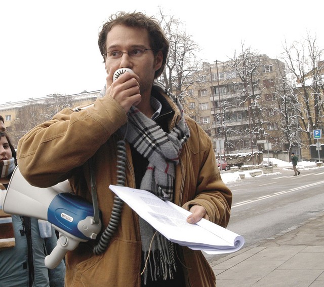 Aleš Bučar na protestnem shodu Mladih liberalnih demokratov pred parlamentom letos pozimi