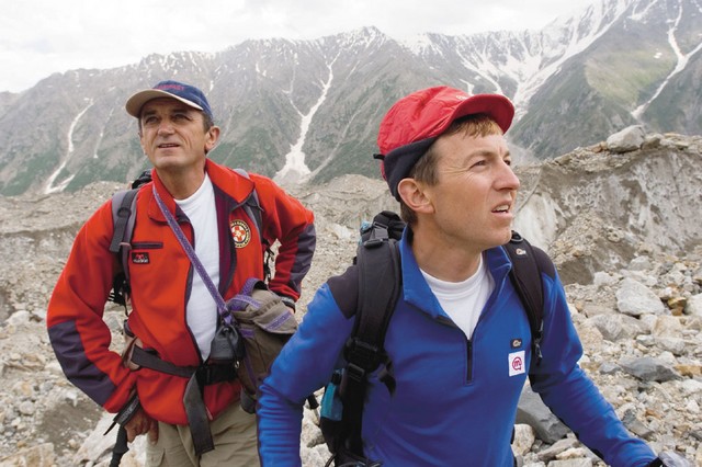 Stipe Božič in Tomaž Humar na poti proti Rupalski steni leta 2003