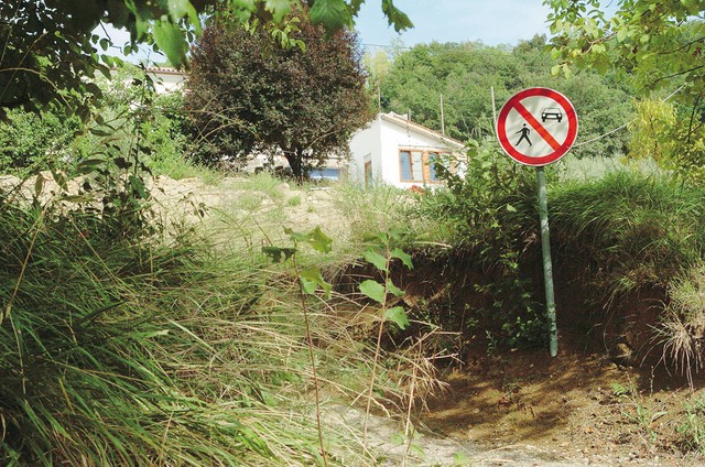 Pešcem in avtomobilom prehod prepovedan
