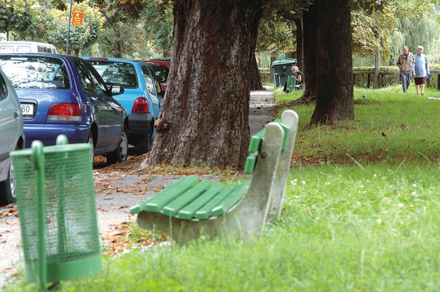 Grudnovo nabrežje s klopcami
