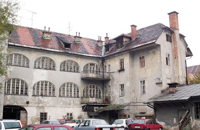Stanovanje v Šumiju na Slovenski v Ljubljani (fotografija zgoraj, stanovanje v drugem nadstropju) za katerega je plačal 60.000 DEM je zamenjal za hišo ob Ljubljanici, ki je danes vredna več kot 100 milijonov SIT (fotografija spodaj)