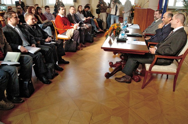 Reformatorji predstavljajo reformo študentom, ki bodo izgubili študentske servise ...