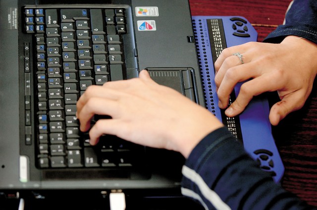 S kombinacijo navadne tipkovnice in Braillove vrstice se lahko slepi naučijo uporabljati računalnik vsaj tako dobro kot povprečni videči uporabnik. S kombinacijo navadne tipkovnice in Braillove vrstice se lahko slepi naučijo uporabljati računalnik vsaj tako dobro kot povprečni videči uporabnik.