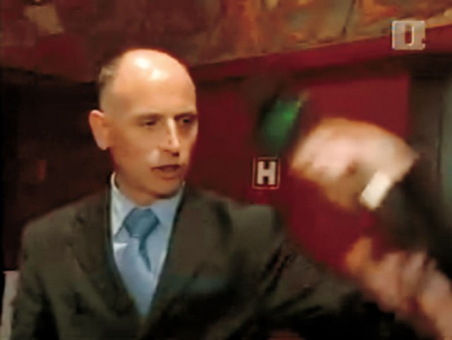 Zakaj je bil mikrofon novinarke Katje Šeruga žrtev ministrovega napada? Očitno novinarka ni povsem razumela znamenj časa, v katerem dela.