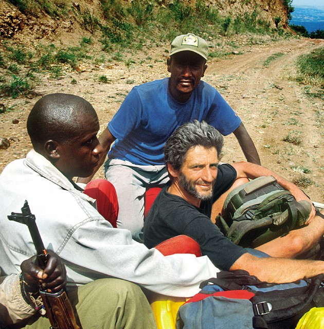 Tomo Križnar med transportom v etiopski zapor leta 2003