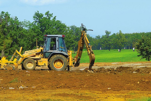 Izgradnja novega vadišča za golf z 18. luknjami ali sanacija propadlih teniških igrišč?