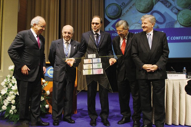 Tujina priznava Gasparija: rahlo kisli Andrej Bajuk, evropski komisar za gospodarske in denarne zadeve Joaquin Almunia, Mitja Gaspari, Jean Claude Juncker, predsednik evroskupine in Jean Claude Trichet, predsednik evropske centralne banke. 15. januar 2007