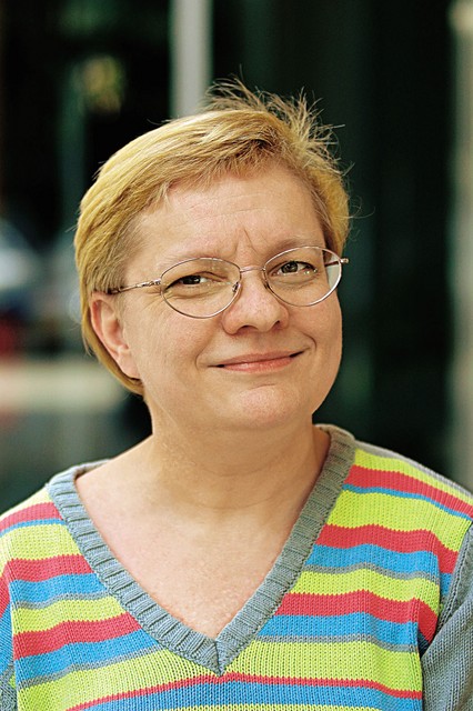Maja Novak, pisateljica: 'Predlog zakonskih sprememb poskuša na videz 'odpravljati krivice' in 'uravnotežiti' položaj samozaposlenih v kulturi na temelju prepričanja, 'da je knjiga čevelj'. Vendar knjiga ni čevelj.'