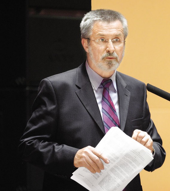 Soavtor zakona dr. Tone Jerovšek je prodekan na eni od Jambrekovih fakultet, na drugi pa predava