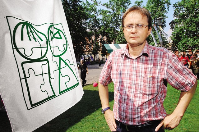 Ravnatelj Matej Rovšek z znakom Zavoda za usposabljanje Janeza Levca