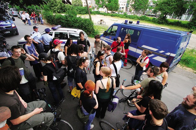 Torek: Policijska blokada med potjo na FDV
