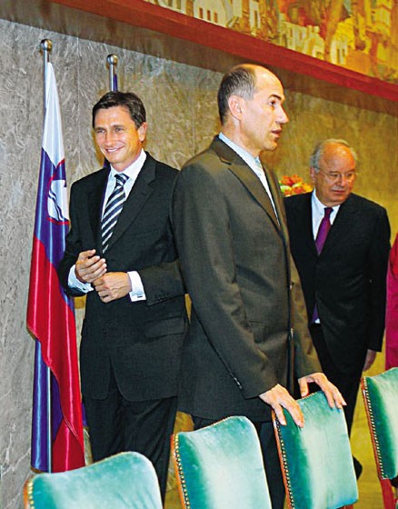 Medtem ko se Janez Janša prepira z Janezom Drnovškom, ko se prepira z Milanom Kučanom in brska po varnostni službi, delnice spravljivega Boruta Pahorja letijo v nebo. (Borut Pahor in Janez Janša na slovesnosti ob podpisu sporazuma 'pakta' za EU)