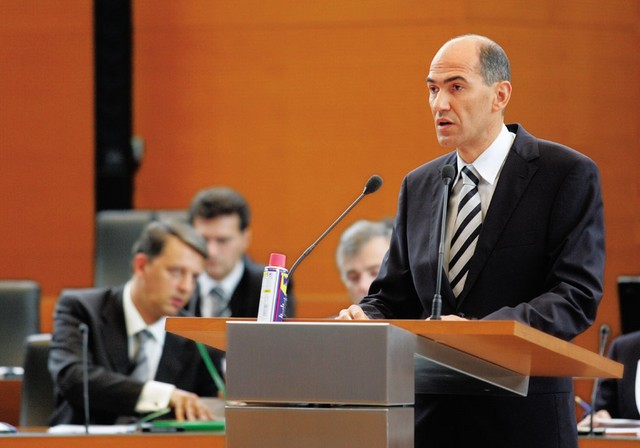 Predsednik vlade Janez Janša, takrat še vodja največje opozicijske stranke, in pločevinka pršila WD-40 na izredni seji parlamenta, ki je bila 31. avgusta 2004.