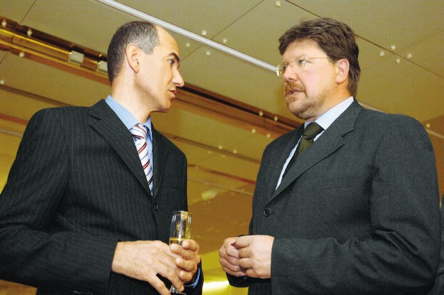 Janez Janša in Igor Bavčar - Leta 2005 je Janez Janša s dogovorom z prodaji Mercatorjevih delnic dosegel razrešitev predsednika uprave Mercatorja Zorana Jankovića in posegel v upravljanje družbe Delo. Ker se Pivovarna Laško in Andrijana Starina Kosem dogovora iz leta 2005 nista držala, je danes z njima na bojni nogi. Istrabenz, ki ga vodi Igor Bavčar, pa je s poslom nakupa in prodaje Mercatorjevih delnic zaslužil skoraj 100 milijonov evrov. Ali je Bavčar glede na prodajo Mercatorja Pivovarni Laško danes pri Janši uvrščen med kooperativne ali sovražne, še ni jasno.