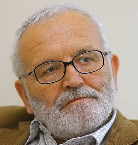 Jože Mencinger: 'Namesto prodaje bi se vlada lahko odločila za izdajo novih delnic oziroma dokapitalizacijo, odvisno od tega, koliko denarja NKBM rabi za širjenje. Recimo deset odstotkov. S tem bi se delež države avtomatično zmanjšal. Lahko bi izbrala tudi kakšno kombinacijo in zmeraj prodajala po najvišji ceni, ki bi jo dobila. To bi lahko počela postopoma, dokler ji ne bi ostal le kontrolni delež.'