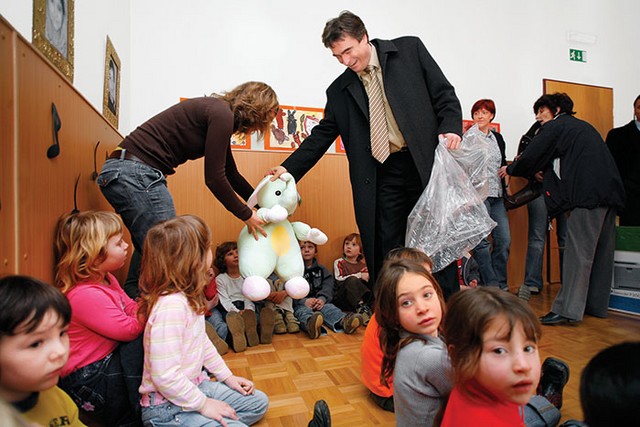 Milan Zver, minister za šolstvo na otvoritvi romskega vrtca v Brezju pri Novem Mestu leta 2007