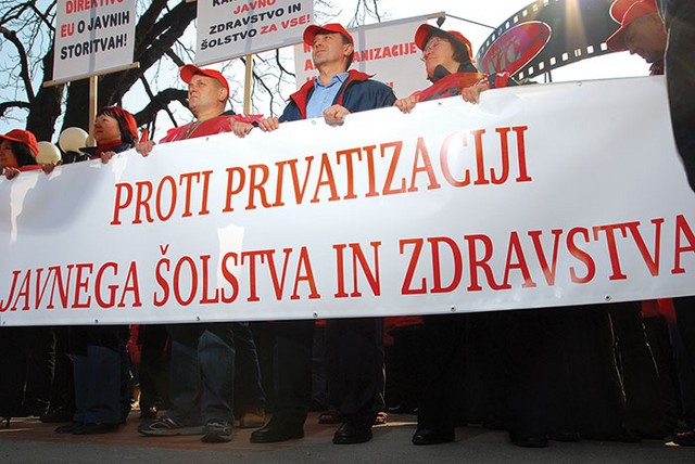 Kljub visoki gospodarski rasti se dostop do javnega zdravstva slabša, šolstvo pa se privatizira.