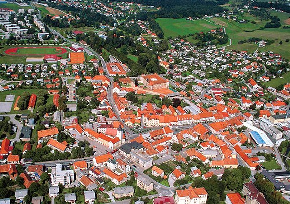 Ptičji pogled na grad in park v Slovenski Bistrici: novogradnja naj bi zrasla na območju, kjer je zdaj travnata (vrtičkarska) površina