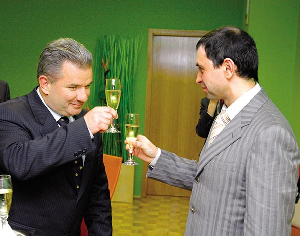 Država naj bi po trditvah dr. Franceta Vodopivca, nekdanjega nadzornega člana Slovenske industrije jekla, kupcu posredno omogočala plačilo kupnine za slovensko podjetje. Na sliki: minister Andrej Vizjak in predstavnik Koks-a Evgenij B. Zubitski pri podpisu pogodbe o prodaji.