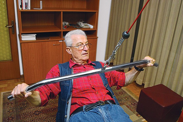 Dr. Janez Rugelj med intervjujem za Mladino leta 2006