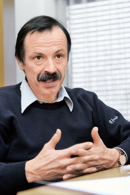 Mojmir Mrak, predavatelj na ljubljanski Ekonomski fakulteti: 'Slovenija si je v pogajanjih za obdobje 2007-2013 izborila zelo dober finančni paket kohezijskih sredstev. Na nas pa je, da ta sredstva ne le izkoristimo, temveč da jih čim bolje izkoristimo.'