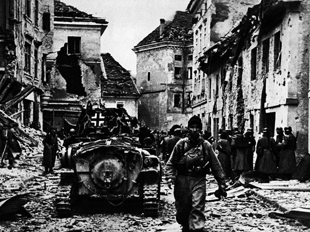 Nemški tanki pri kočevskem gradu po zavzetju mesta leta 1943. Nobena slovenska vlada ni zbrala dovolj poguma, da bi Nemčiji postavila novo zahtevo za poplačilo vojne škode.