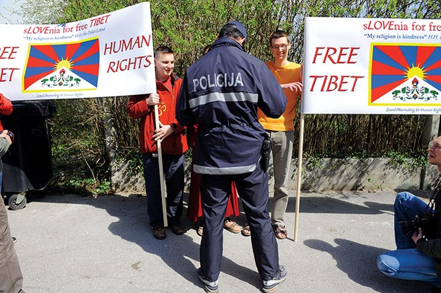 Demonstracije pred kitajskim veleposlaništvom v Ljubljani 31. marca