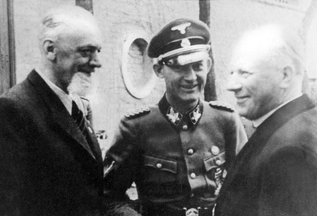 Leon Rupnik, poveljnik domobranskih enot, Erwin Rösener, poveljnik nemških čet in škof Gregorij Rožman na domobranski prisegi na skupni boj z Nemci proti partizanom na bežigrajskem stadionu v Ljubljani, 30. januarja 1945.