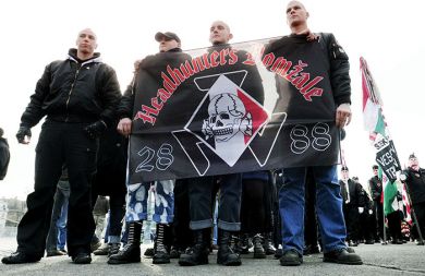 Člani neonacistične skupine HeadHunters Domžale na shodu ob Dnevu ponosa na Madžarskem, ki ga vsako leto organizirajo tamkajšnji neonacisti.