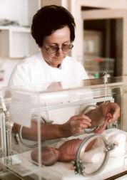 Profesorica Zora Konjajev preiskuje nedonošenčka v inkubatorju (1982)