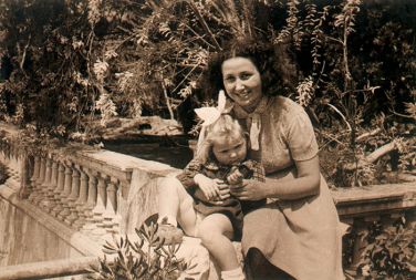 Zora s hčerko Cvetko iz zakona s Cvetom Močnikom - Florjanom, ki je padel kot partizan na Primorskem. Fotografija je bila posneta maja 1945 v Kaštelah Gomilici (pri Splitu) v begunski bazi Slovenskega narodnoosvobodilnega sveta.