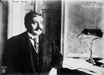 Mehmet Talat Paša, turški notranji minister in vodja genocidnih operacij. Leta 1921 ga je v atentatu v Berlinu ubil Armenec, ki je preživel genocid.