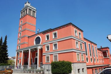 Nova barva cerkve sv. Terezije na Kodeljevem je nazoren primer, kako pomemben je točen barvni odtenek. Nekdaj umirjeno, opečnato rdečo je nadomestila rdečkasto roza barva, ki ne ustreza izvirni in bode v oči. Nova barva cerkve sv. Terezije na Kodeljevem je nazoren primer, kako pomemben je točen barvni odtenek. Nekdaj umirjeno, opečnato rdečo je nadomestila rdečkasto roza barva, ki ne ustreza izvirni in bode v oči.