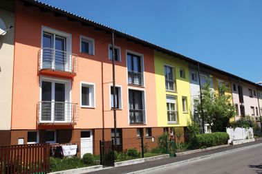 Prebivalci vrstnih hiš prav tako iščejo svojo individualnost. S samovoljno izbranimi barvnimi zaplatami so želeli poživiti prej enolične vrstne hiše, a je učinek porazen zaradi pomanjkanja usklajevanja med sosedi Prebivalci vrstnih hiš prav tako iščejo svojo individualnost. S samovoljno izbranimi barvnimi zaplatami so želeli poživiti prej enolične vrstne hiše, a je učinek porazen zaradi pomanjkanja usklajevanja med sosedi