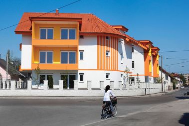 Žareča novogradnja v Ljubljani. S svojo barvo in umestitvijo ob ovinek zna nekoč povzročiti še kakšno prometno nesrečo. Žareča novogradnja v Ljubljani. S svojo barvo in umestitvijo ob ovinek zna nekoč povzročiti še kakšno prometno nesrečo.