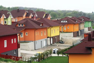 Iz raščenih naselij, kjer so bile vse hiše podobne ali pa vsaj med seboj skladne, s samovoljnimi odločitvami oblikovno neizobraženih posameznikov rastejo naselja, ki še najbolj spominjajo na čudne bonboniere. Iz raščenih naselij, kjer so bile vse hiše podobne ali pa vsaj med seboj skladne, s samovoljnimi odločitvami oblikovno neizobraženih posameznikov rastejo naselja, ki še najbolj spominjajo na čudne bonboniere.