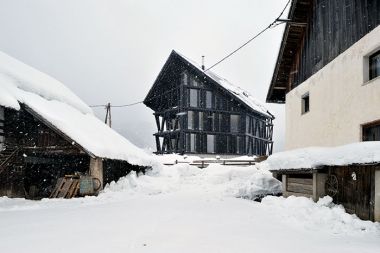 Najburnejši odziv, kar zadeva videz hiš, je v zadnjem času sprožila apartmajska hiša arhitektov Gregorc Vrhovec v Podkorenu. S svojim črnim lesom se nanaša na gospodarske objekte tega območja, a je prebivalcem šla izredno v nos. Če bi bila enake višine in oblike, hkrati pa bi bila neavtohtono obdelana v svetli marelični barvi z belimi okvirji okoli oken, gotovo ne bi bilo pripomb, tako pa je s svojo iskrenostjo povzročila škandal. Najburnejši odziv, kar zadeva videz hiš, je v zadnjem času sprožila apartmajska hiša arhitektov Gregorc Vrhovec v Podkorenu. S svojim črnim lesom se nanaša na gospodarske objekte tega območja, a je prebivalcem šla izredno v nos. Če bi bila enake višine in oblike, hkrati pa bi bila neavtohtono obdelana v svetli marelični barvi z belimi okvirji okoli oken, gotovo ne bi bilo pripomb, tako pa je s svojo iskrenostjo povzročila škandal.