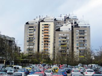 Fasade iz prefabriciranih betonskih plošč so se stanovalcem naselja BS3 očitno zdele prepuste, zato so jih osvežili s pastelno rumeno barvo. Toda ne vse, pač pa samo četrtino enega bloka, pa še temu so dodali oranžne balkone. S strahom gre pričakovati barvanje sosednjih stolpičev. Fasade iz prefabriciranih betonskih plošč so se stanovalcem naselja BS3 očitno zdele prepuste, zato so jih osvežili s pastelno rumeno barvo. Toda ne vse, pač pa samo četrtino enega bloka, pa še temu so dodali oranžne balkone. S strahom gre pričakovati barvanje sosednjih stolpičev.