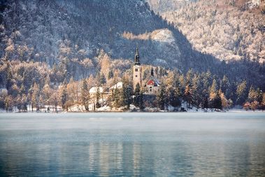 /media/www/slike.old/mladina/bledotok_bled_pozimi_bpet.jpg