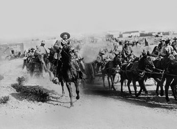 Pancho Villa, legendarni upornik, je sloviti napad na Ojinago preložil, ker so snemalci zamujali, eksekucije, ki so bile prej ob petih zjutraj, je na prošnjo snemalcev preložil za tri ure.