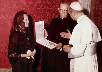 Maciel med dajanjem darila papežu Pavlu VI., ki je papeževal med letoma 1963 in 1978. Sveti sedež je bil takrat že seznanjen s tem, da je Maciel pedofil.