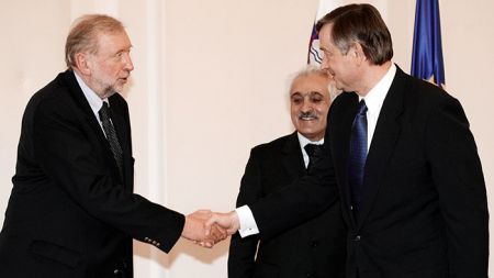 Dimitrij Rupel je Danilu T&uuml;rku &raquo;nagajal&laquo; že med predsedniško predvolilno kampanjo, zato ni bilo težko napovedati, da se bodo nesoglasja nadaljevala tudi v prvem letu T&uuml;rkovega predsedovanja (na sliki Rupel in T&uuml;rk med sprejemom afganistanskega zunanjega ministra Rangin Dadfar Spama).