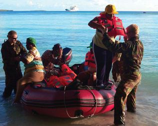 Pripadniki britanske kraljeve mornarice pomagajo nekdanjim prebivalcem otočja Chagos pri izkrcanju na otok Peros Banhos, kjer bodo po 40 letih obiskali grobove svojih prednikov. Britanske oblasti so aprila 2006 stotim &raquo;staroselcem&laquo; dovolile, da so na kratko obiskali otočje, s katerega so jih Britanci v 60-ih in 70-ih prisilno preselili na Mavricij, da bi tu zgradili britansko-ameriško vojaško oporišče.