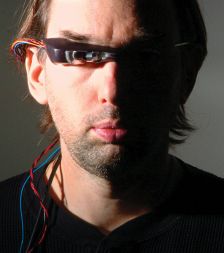 Dr. Steve Mann s svojo napravo za računalniško posredovano realnost EyeTap, ki zajema video zapis dogajanja iz perspektive uporabnika