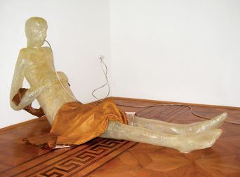 Mirko Bratuša: Neimenovani II, 2006, epoksi smola, voda in električna napeljava, 99x180x76cm