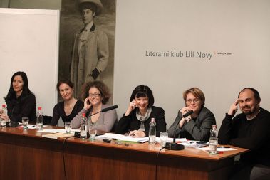 Mag. Neža Kogovšek, dr. Alenka Švab, dr. Darja Zaviršek, dr. Milica Antić Gaber, dr. Anja Kopač Mrak in dr. Roman Kuhar na okrogli mizi v Cankarjevem domu