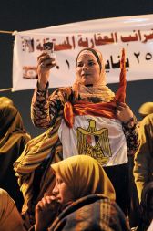 Trg Tahrir je postal množično zbirališče vseh Egipčanov, ki omamljeni od domoljubja skušajo na svoje mobilne telefone ujeti trenutek zgodovine.