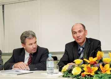 Po trditvah našega vira naj bi bil Vizjak od Janše zahteval T&uuml;rkovo odstavitev, vendar Janša ministrovih zahtev menda ni upošteval.